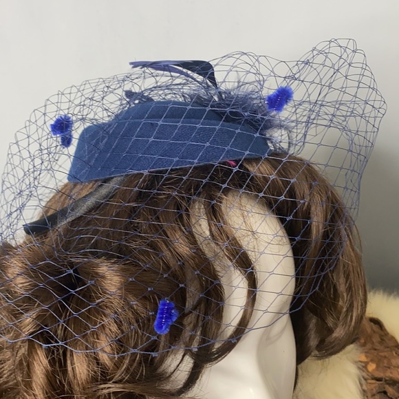 . Vintage Fascinator Hat Hair Piece -  Headband Hat with Vail Netting & Feathers - Picture 7 of 7
